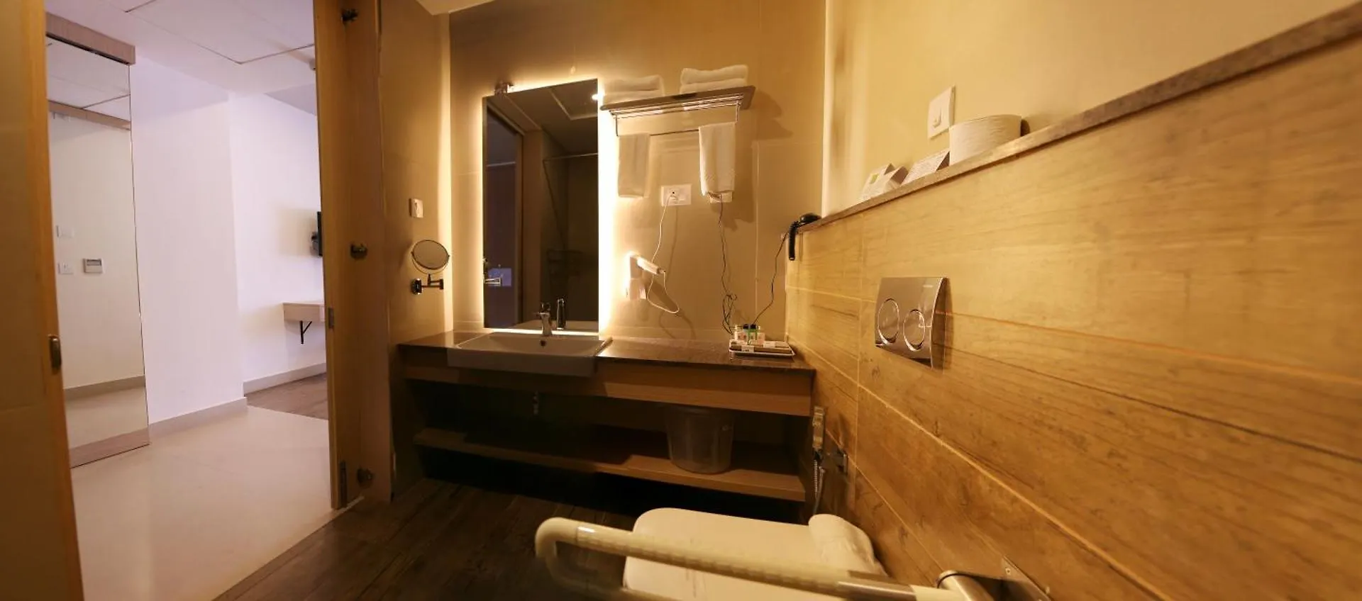 Raj Riveria Hotel Muvattupuzha 4*,